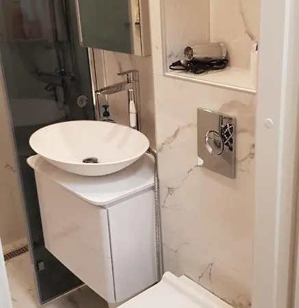 City Centre Studio, Hakaniemi Metro, Design Sauna, Kingsize Bed. *